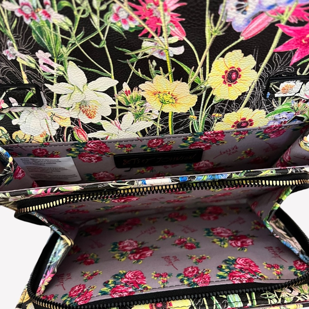NWT BETSEY JOHNSON DANI CROSSBODY XOFLORAL WHITE FLORAL GOLD CHAIN PURSE - Picture 10 of 16
